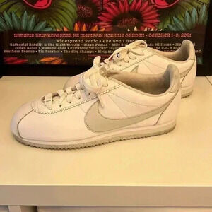 Nike Classic Cortez Leather Women’s White/Mint Green Sneakers-Sz 8.5